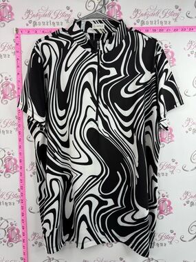 Lopez Abstract Zip-Front Short Sleeve Top Black & White swirl pattern flowy